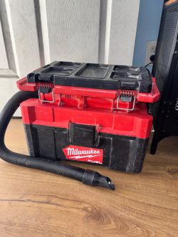 Milwaukee M18 FUEL PACKOUT 18-Volt Lithium-Ion Cordless 2.5 Gal. Wet/Dry Vacuum (Vacuum-Only)
