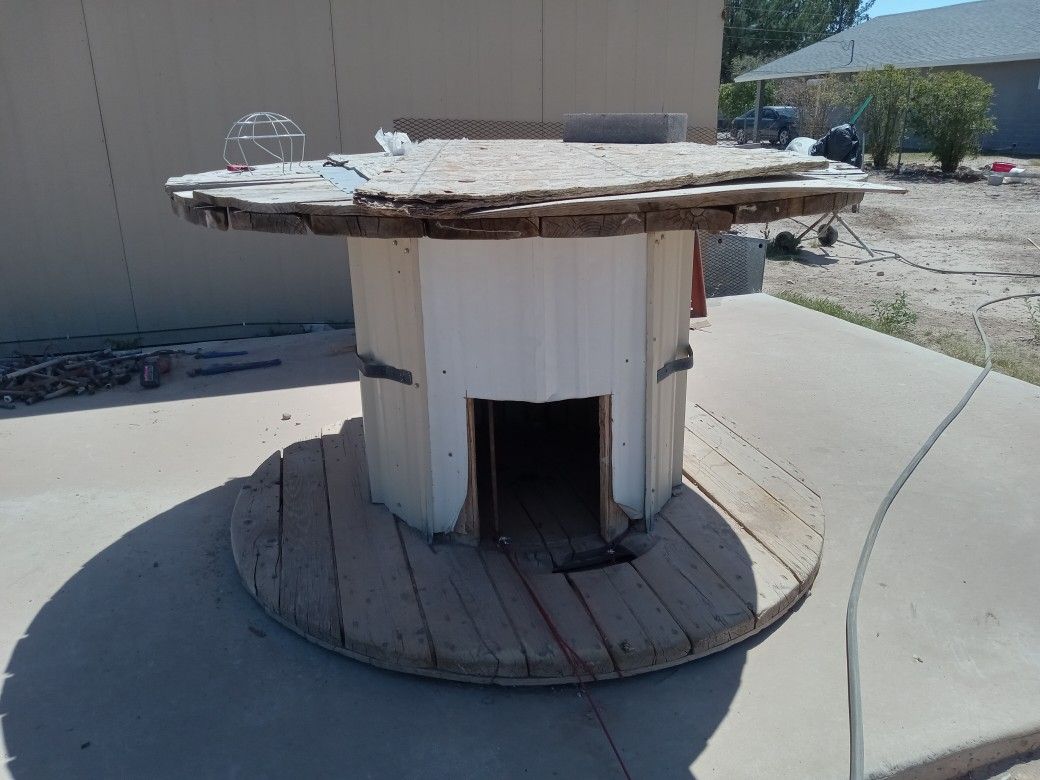Wooden Reel / Dog House