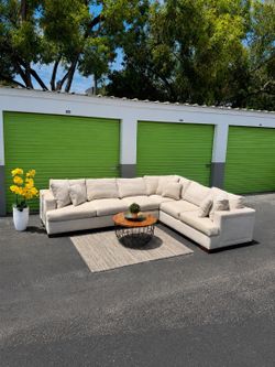 Like New Luxury Off-White Michael Weiss by Vanguard Furniture Sectional Couch Sofa