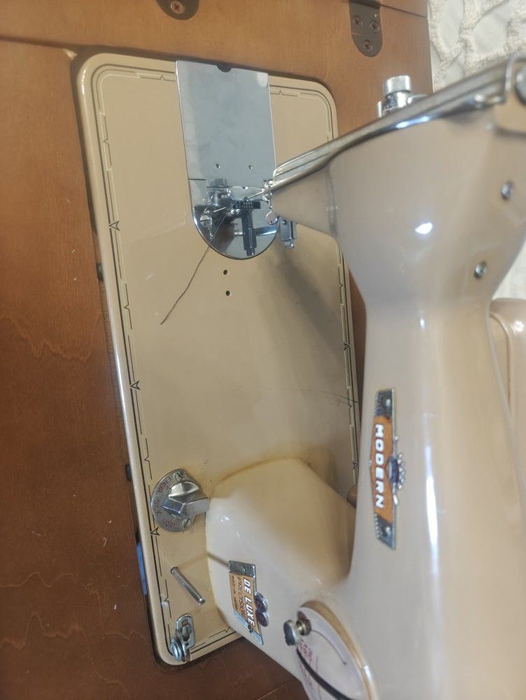 Sewing Machine De Luxe