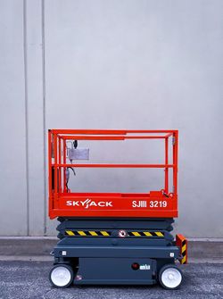SCISSOR LIFT 