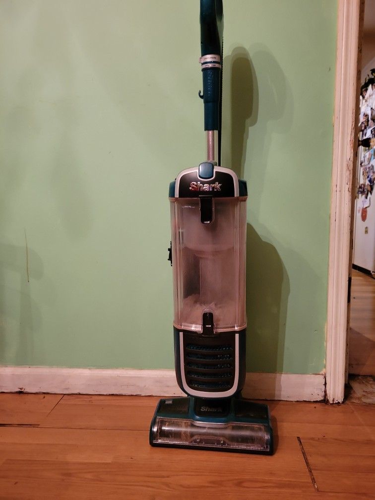 Shark Carpet And Hardwood Floor Vacuum