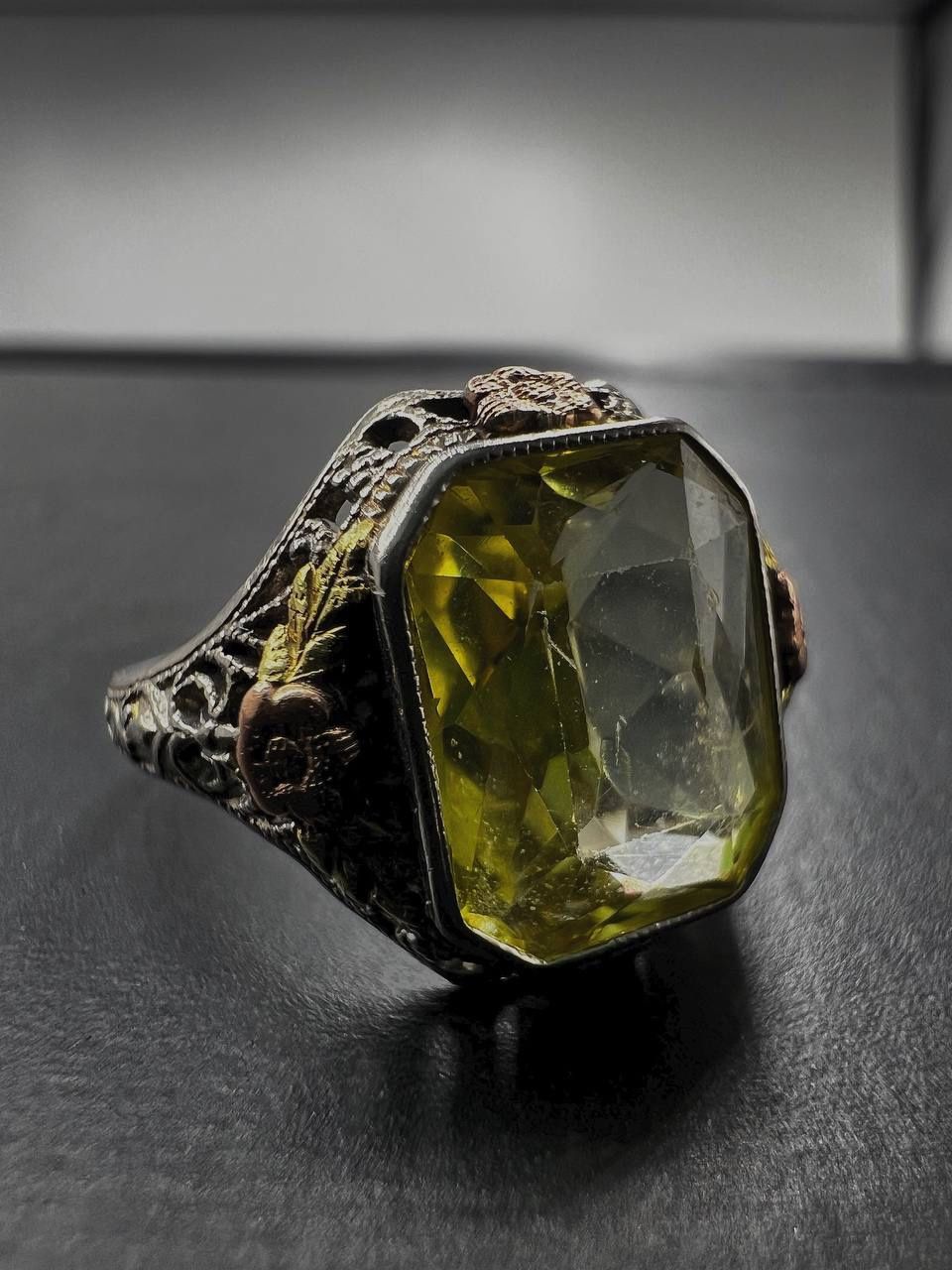 Gorgeous vintage Art Deco citrine ring made of 10k white gold.