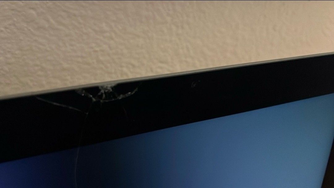 2013 iMac • Small Screen Crack • Keyboard & Mouse Included