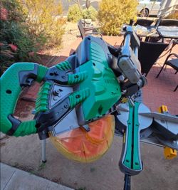 Like New Hitachi Double-Compound Sliding Miter Saw With Stand