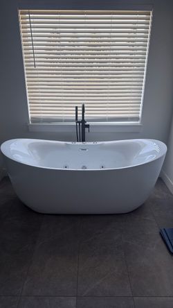 Woodbridge bathtub
