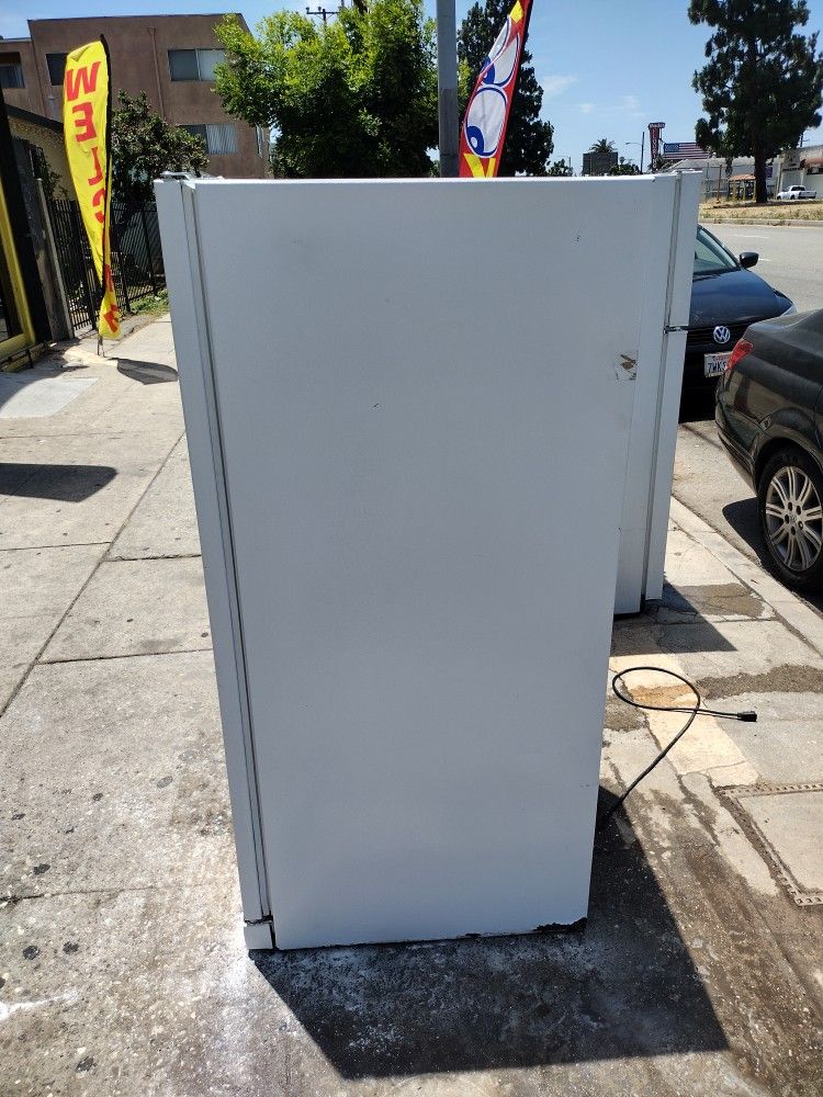 Stand Up Freezer  Refurbished Great Condition Asking $175Freezes Great