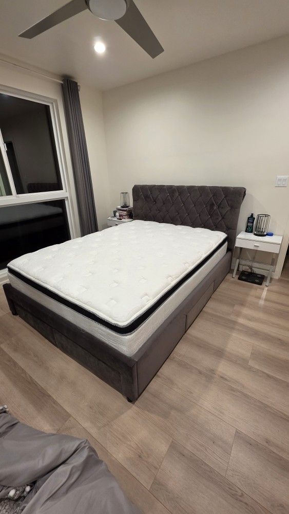 Motteo Tufted Upholstered Platform Bed – Queen