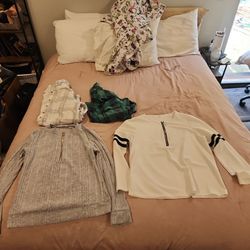 Women's Sweaters & flannels