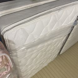 Queen Mattress Pillowtop With Box Springs 