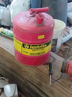 Metal gas can