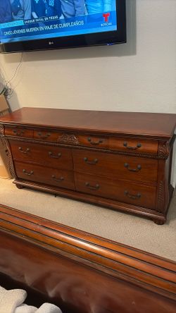 Dresser With Three Panel Mirror In Good Condition,
