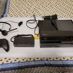 Xbox One With Kinect, 2 Controllers, Headphones, FREE Games