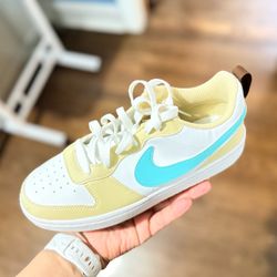 New Nike tennis size 6Y