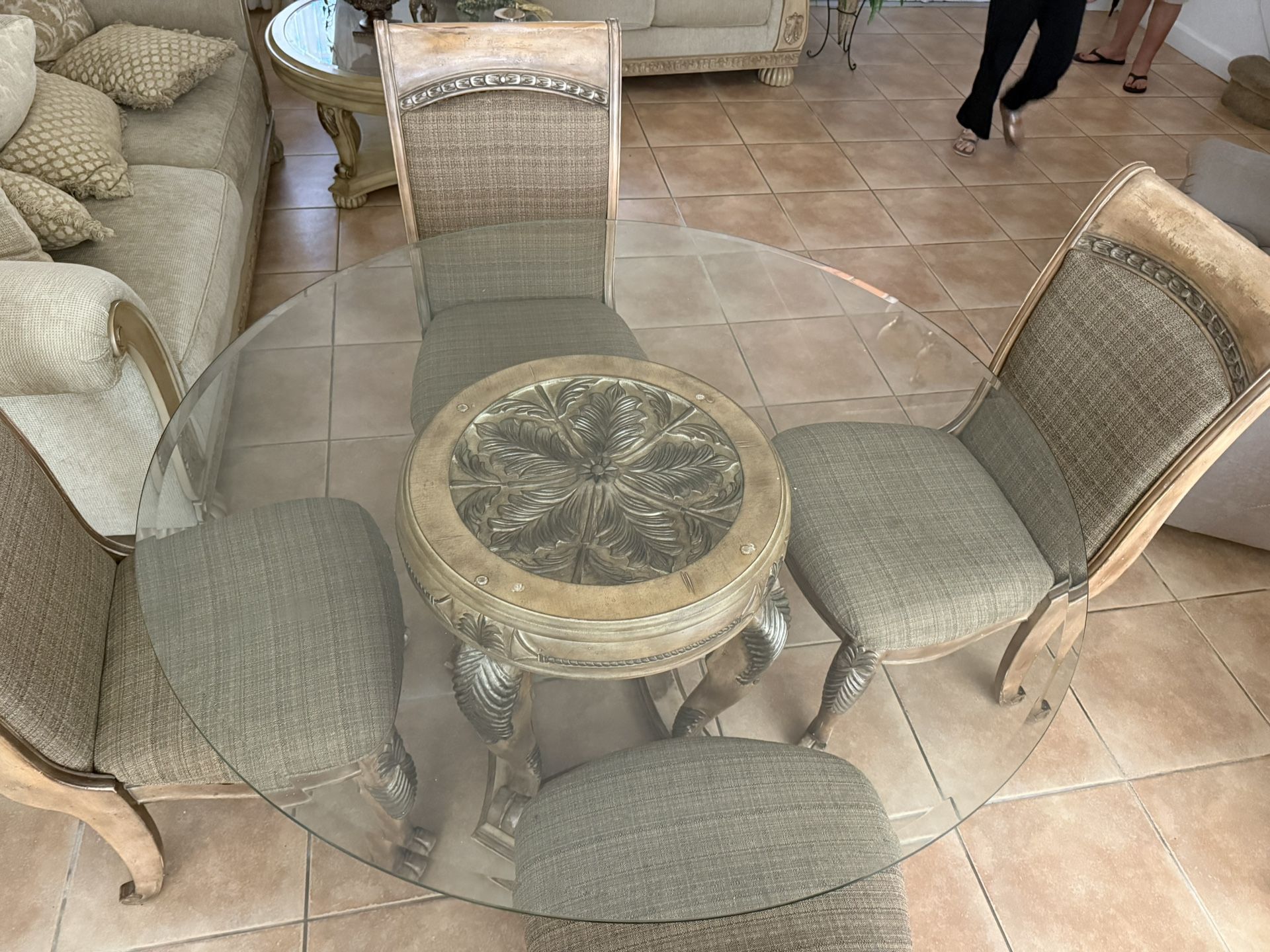 Round Dining table and 4 Chairs