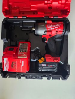 Milwaukee M18 1/2 Impact Wrench With Battery , Charger  and case
