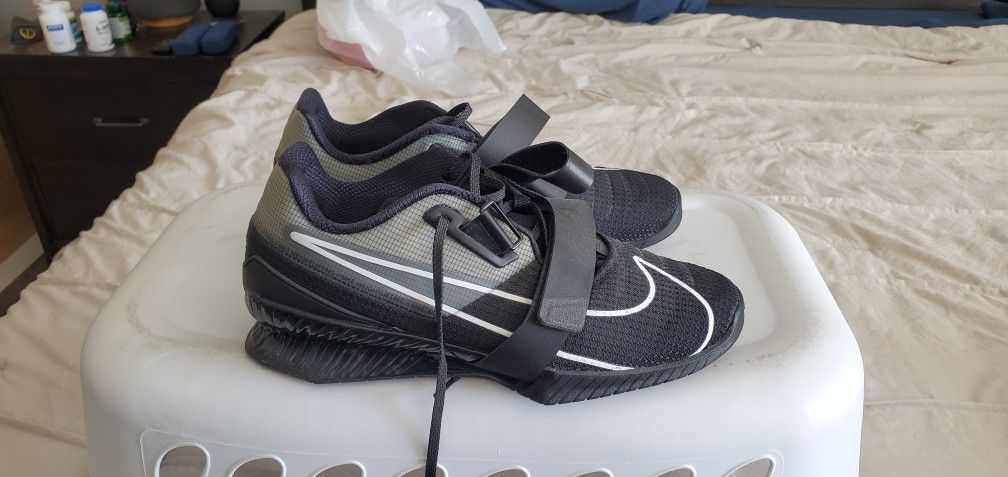 Used Nike Romelos 4 Men's Size 11 Black Lifters
