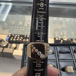 10Kyg Men’s Ring w/ 2-15pt, 1-7pt,1-5pt,1-3pt Diamond(Size 11) (Approximately 9.38Grams) 