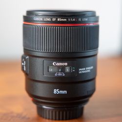Canon EF 85mm f/1.4L IS USM Lens (Like New, Clean Glass)