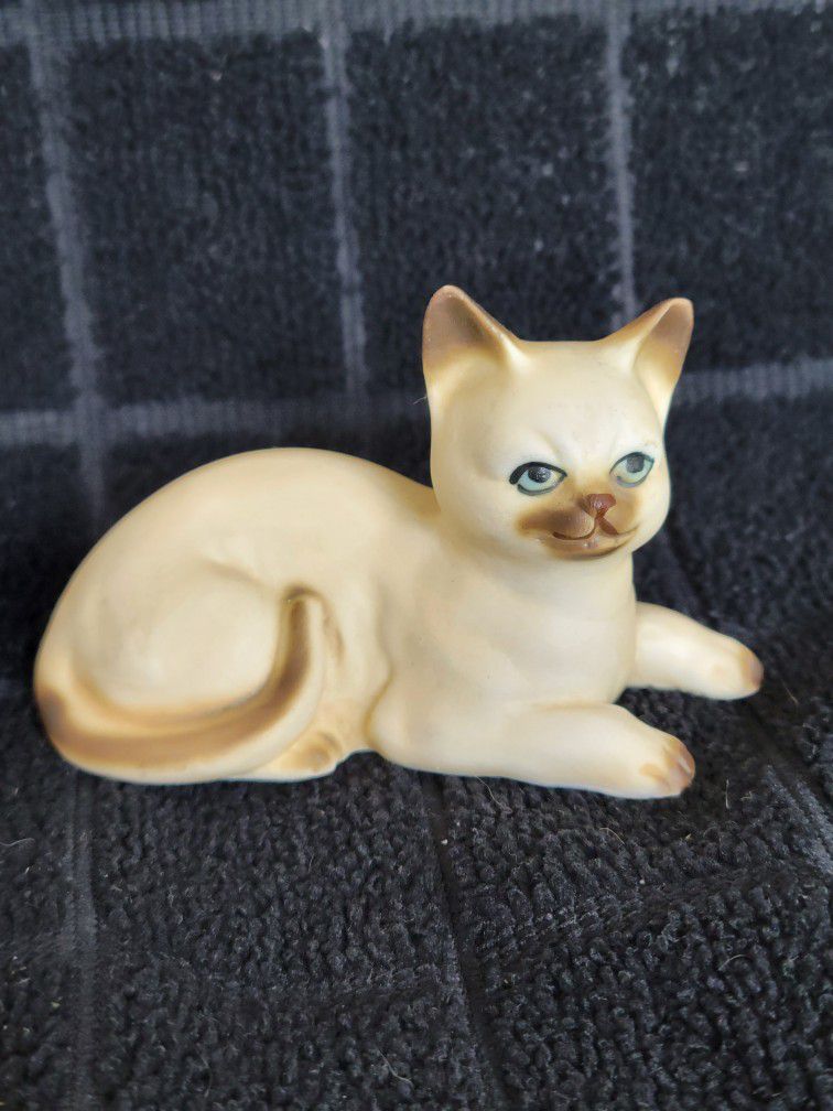 Vintage Bone China Lying Down Siamese Cat Figurine Blue Eyes 3" Taiwan