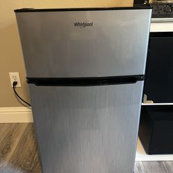Whirlpool 3.1 cu ft Mini Fridge Stainless Steel - No shelves 