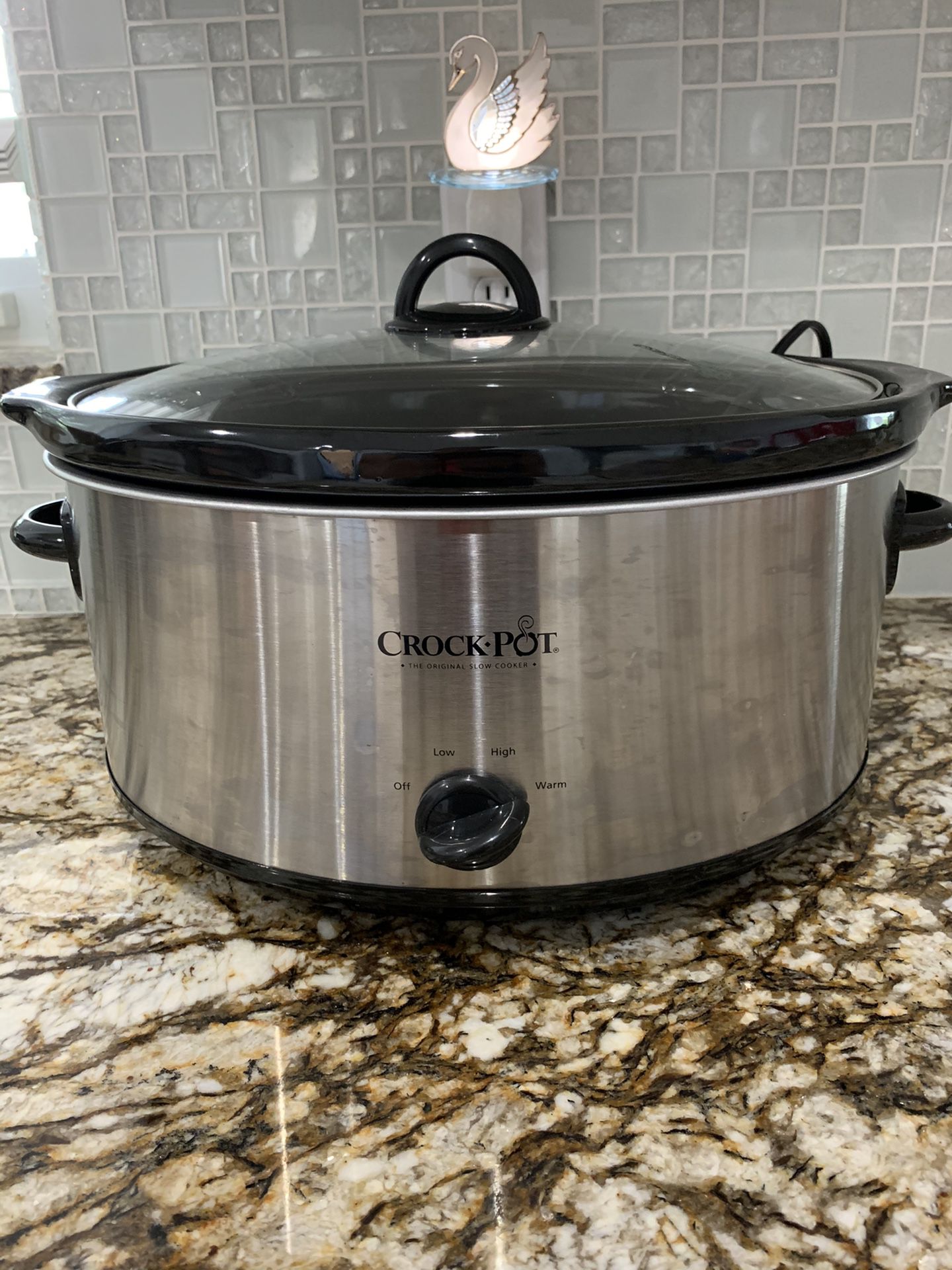 8 qt crock pot barely used. MUST GO!