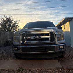 Vendo esta troca Ford f150  v8 5.0 4 puertas jalando al 100 título limpio