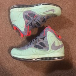 NIKE AIR MAX HYPERPOSITE ‘RAJON RONDO’ SIZE 8.5 - ONLY WORN ONCE **MUST BE ABLE TO MEET IN DMV AREA**