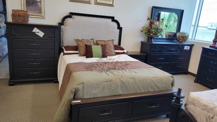 New queen/king black wooden bedroom set