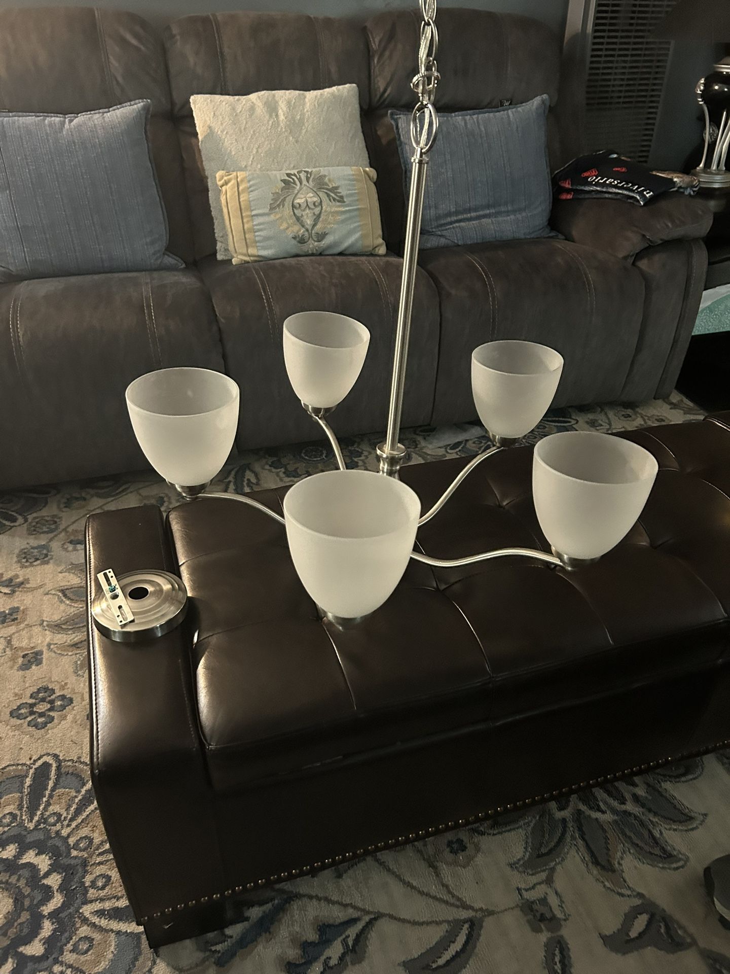 BONITA LÁMPARA DE TECHO CON 5 FOCOS QUE NO INCLUYEN DE VIDRIO CON METAL USADA BUENA CONDICIÓN