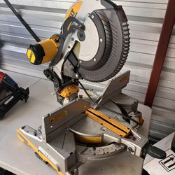 DEWALT Miter Saw, Double-Bevel, Compound, 12-Inch, 15-Amp (DWS716)