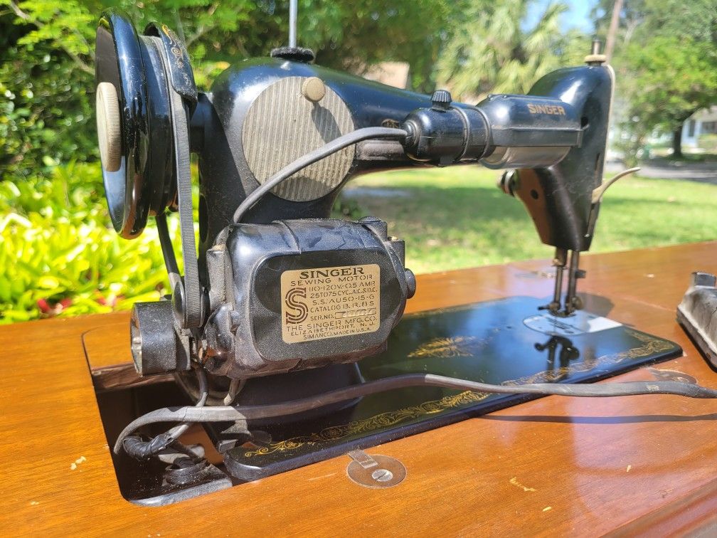 1948 Singer Sewing Machine With Accessories