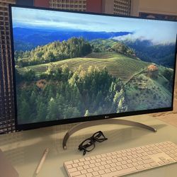 LG UltraFine 32” UHD 4K IPS Monitor Display With HDR 10 and USB Type-C, Black and Silver