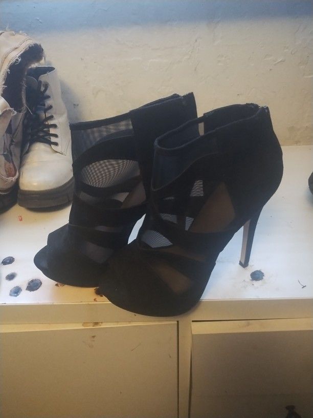 Girls Small Heels Black 2$ Both . Zip In Back