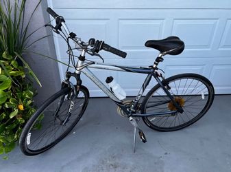 TREK 7200 Multitrack Bicycle. Great Condition. Brand New Tires