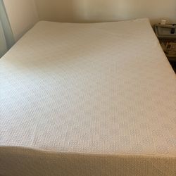 Queen Foam Mattress – Clean, Comfortable, Great Condition
