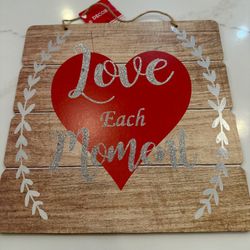 Love Each Moment Hanging Wall Plaques Home Decoration