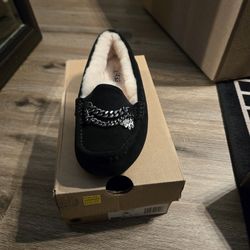Brand New Uggs Shoes Size 5  35 Dollars