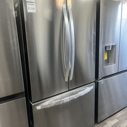 Discount Appliance/ Counter Depth Max Fridge With Ice Maker 