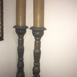 2 large gold pillars with candles