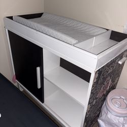 Changing Table / Baby Dresser Combo – Great Condition