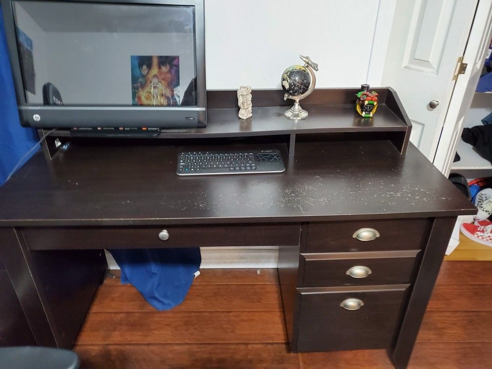 Computer desk