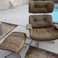 Vintage mid-century modern Eames lounge chair and Ottoman