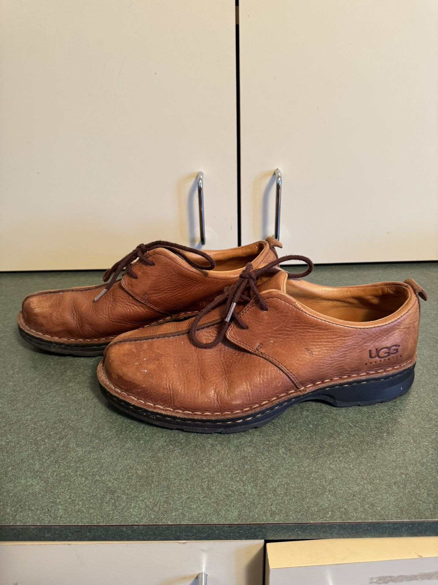 UGG Australia Split Toe S/N 5527 Leather Brown Oxford Shoe Size 12