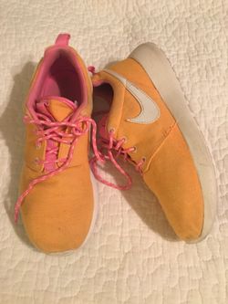 Kids Nike roshe size 3