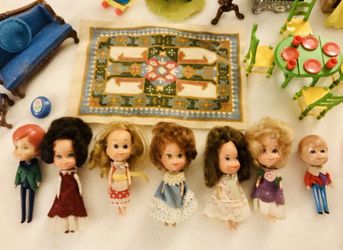 Mattel’s Vintage“The Littles” 1980 dollhouse furniture & 8 dolls
