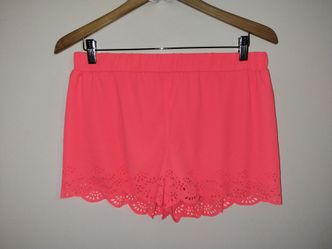 Soulmates Juniors Bright Pink Scalloped Dressy Shorts Size Small EUC