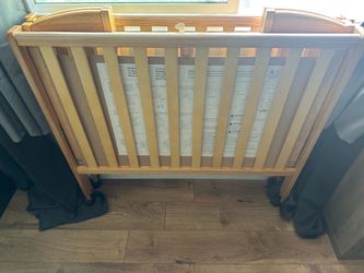Portable mini crib