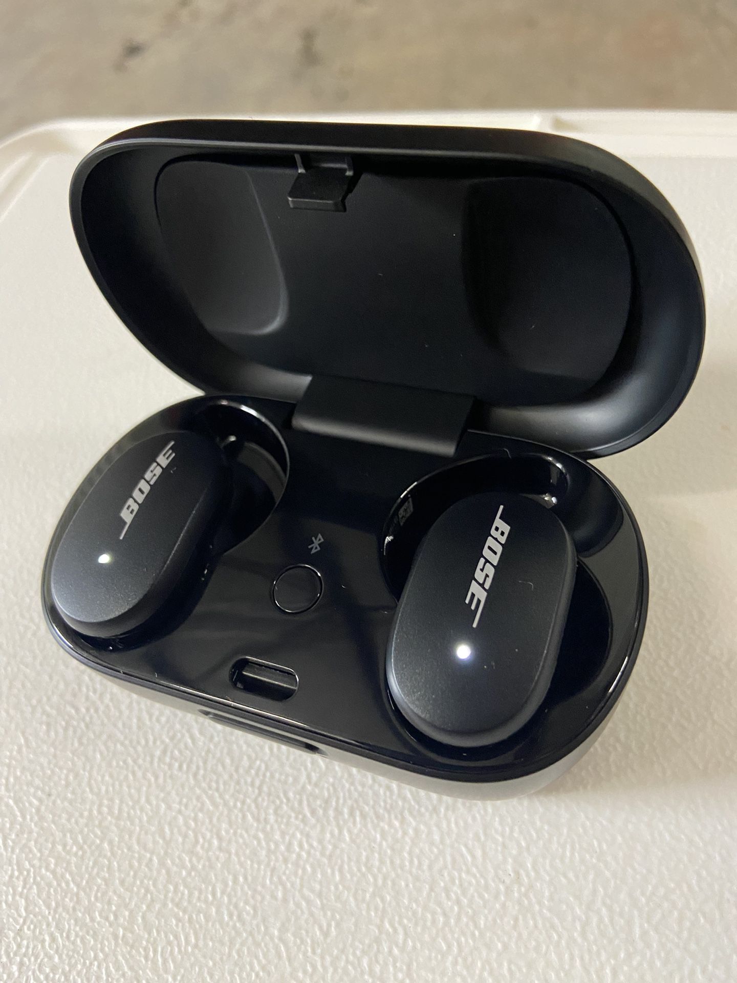 New Bose Quiet Comfort Noise Cancelling Wireless Headphones 