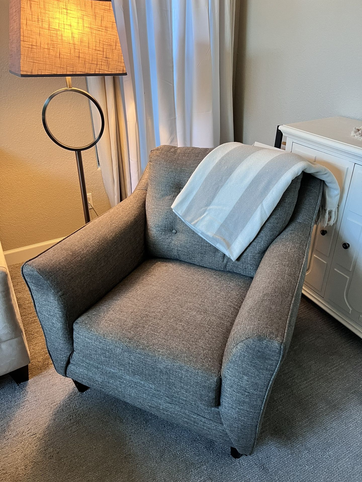 TUFTED OVERSIZED BEIGE CHAIR COMFORTABLE